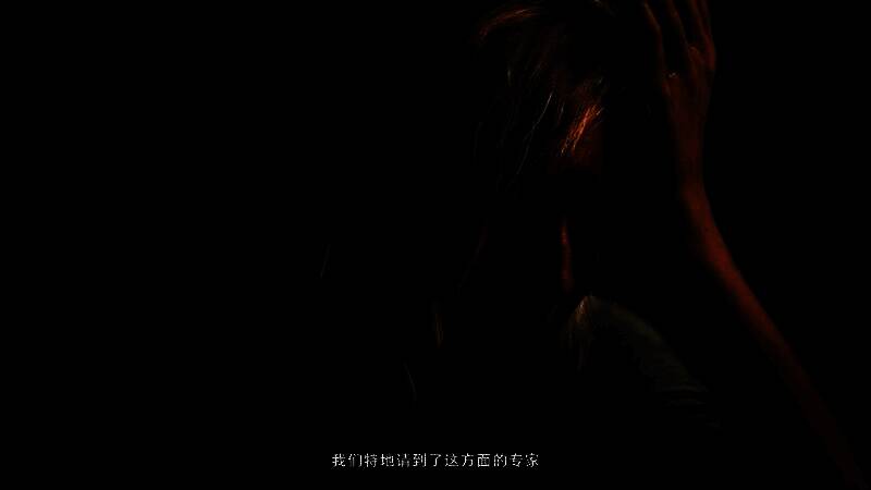 神秘敌人轮廓显现于雾气之中，双眼泛着红光