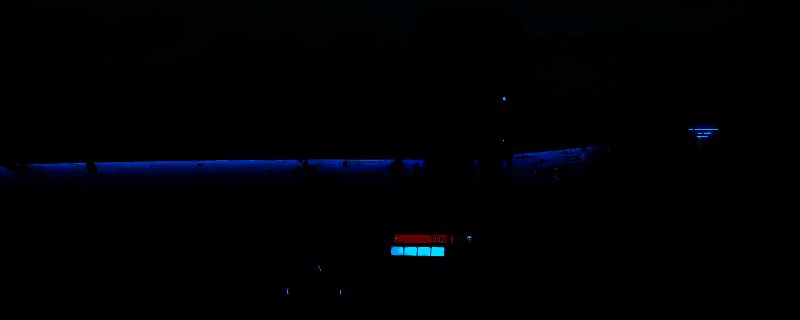 《死亡搁浅2》游戏画面展示丘比特连接器操作界面，角色在荒野中准备连接设施