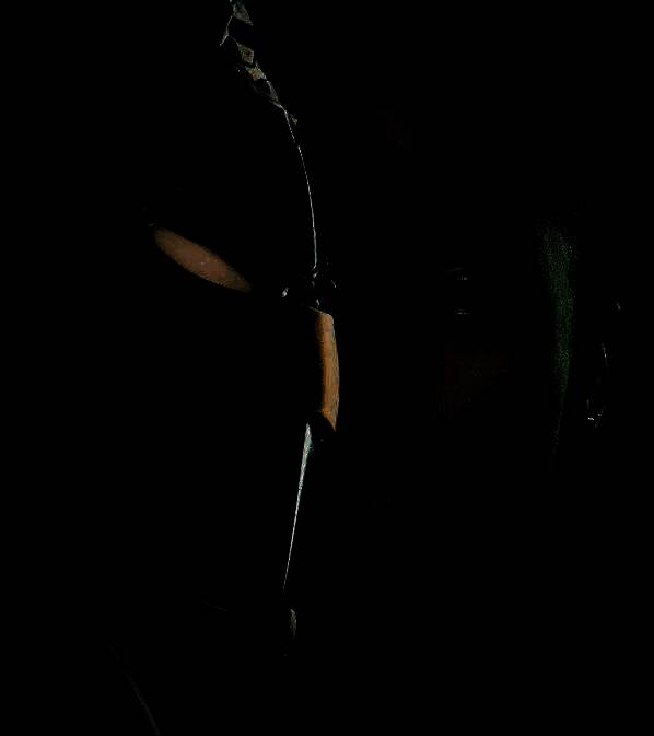 主角面部特写镜头，表情严肃，妆容略显夸张