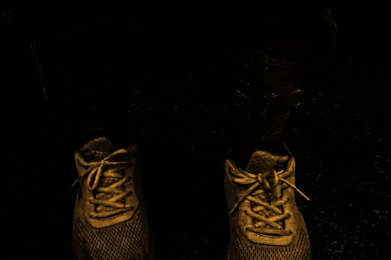 桌面上摆放着数十张任天堂Switch游戏卡，包括《茶杯头》和《有氧拳击3》等作品