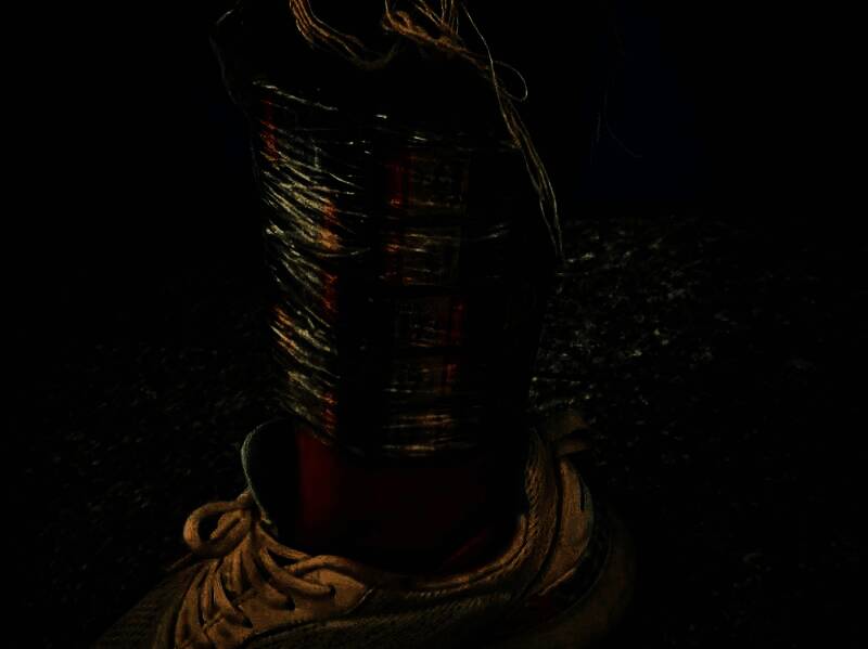 旅客小腿上紧紧缠绕着透明保鲜膜，内部可见多张游戏卡整齐排列