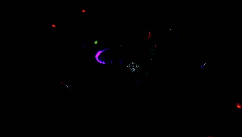 《迷失混沌王国：永恒之骰》主角亚历珊德拉手持圣物与敌人战斗的哥特风场景