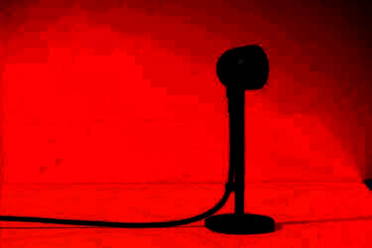 技术人员正在调试摄像头设备，电脑界面显示详细参数信息