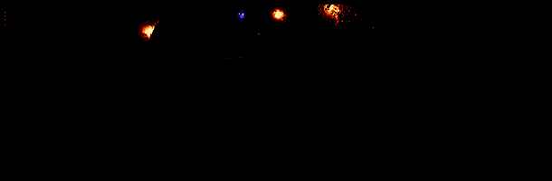 艾玛在公寓中独自坐在沙发上，神情紧张，窗外光影诡异