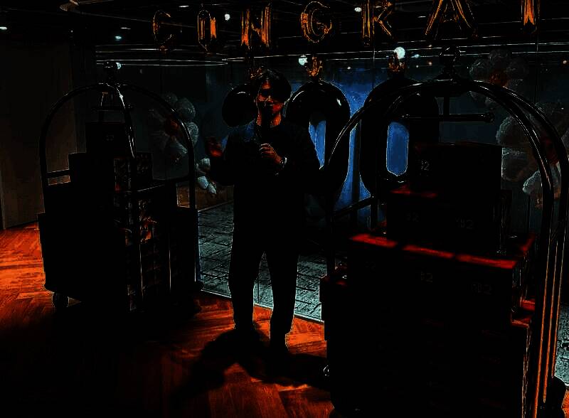 员工领取Switch2时的合影，大家脸上洋溢着喜悦笑容