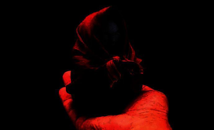 雕像底座细节展示，印有官方授权标志与编号信息