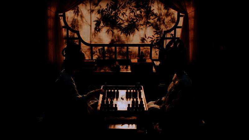 主角手持密信，背景为夜色中的宫殿轮廓