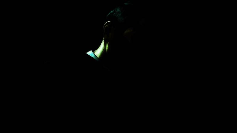 《赛博朋克2077》Switch2版实机画面，角色站在霓虹闪烁的城市街头