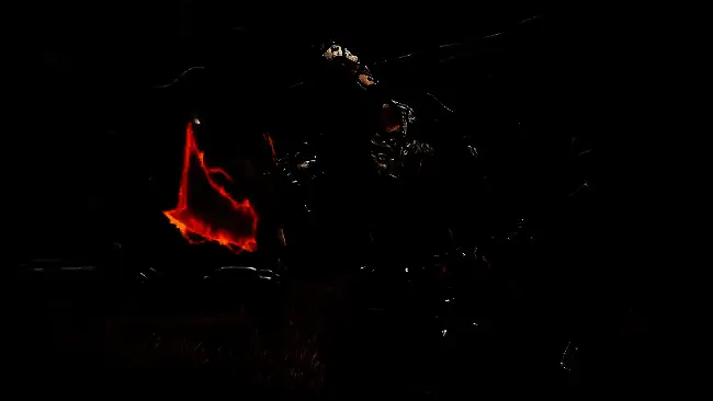 《无主之地4》中BOSS Inceptus战斗场景，金属巨兽挥舞钢尾发动猛烈攻击