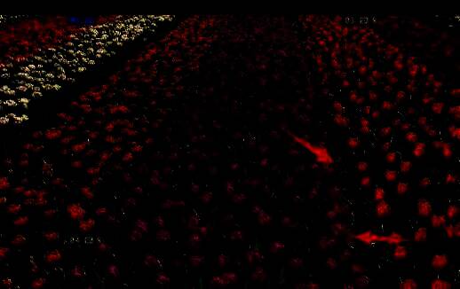 鼠标正在拖动切片边框进行位置调整，虚线框随移动而改变大小