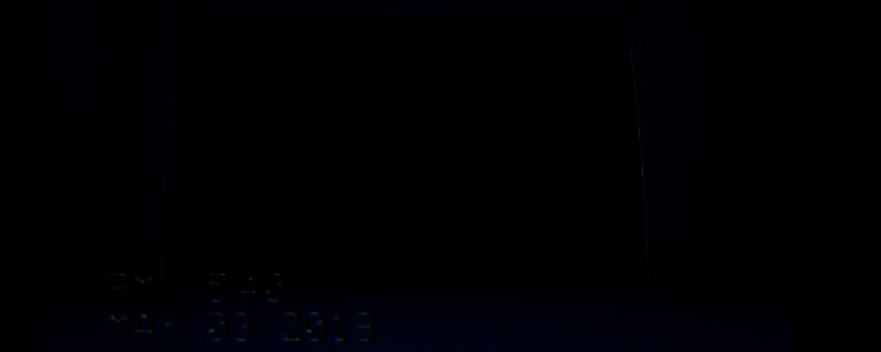 主角站在昏暗房间中，墙壁斑驳，光线诡异，营造出强烈的不安氛围