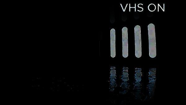 角色在泳池边行走，水面反射着微弱灯光，整体画面阴冷而写实