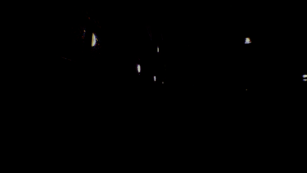 昏暗走廊中摆放多个老旧门框，背景模糊不清，增强空间错乱感