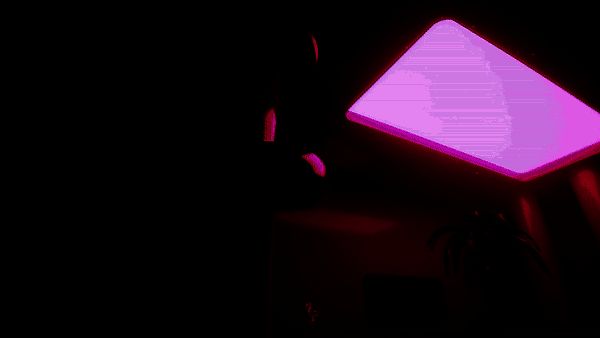 角色站在空旷房间中央，四周墙壁无限延伸，营造出无尽孤独感