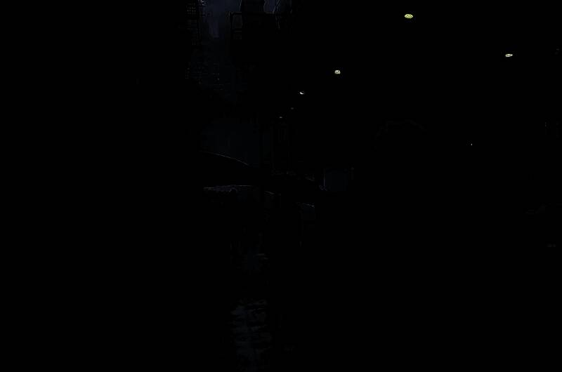 《生化危机9》最新概念图，展现浣熊市废墟中阴森诡异的环境，街道满目疮痍，丧尸潜伏其中