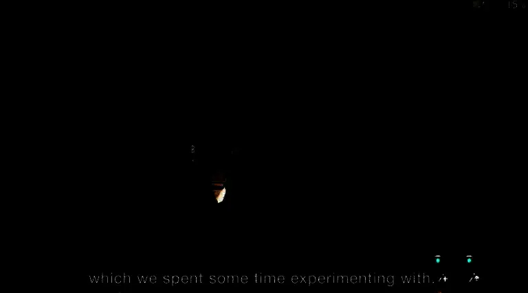 角色设计草图，描绘穿着战术装备的主角在昏暗街道中潜行的画面，强调隐蔽与紧张感