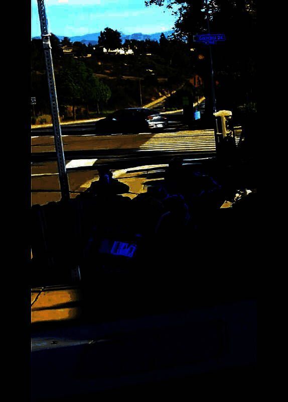 街头行人围观‘真人版’弩哥送货，表情惊讶又好奇