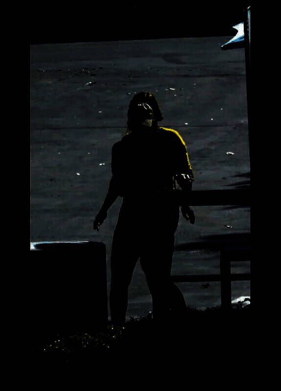 演员因包裹失衡摔倒，路人上前询问是否需要帮助