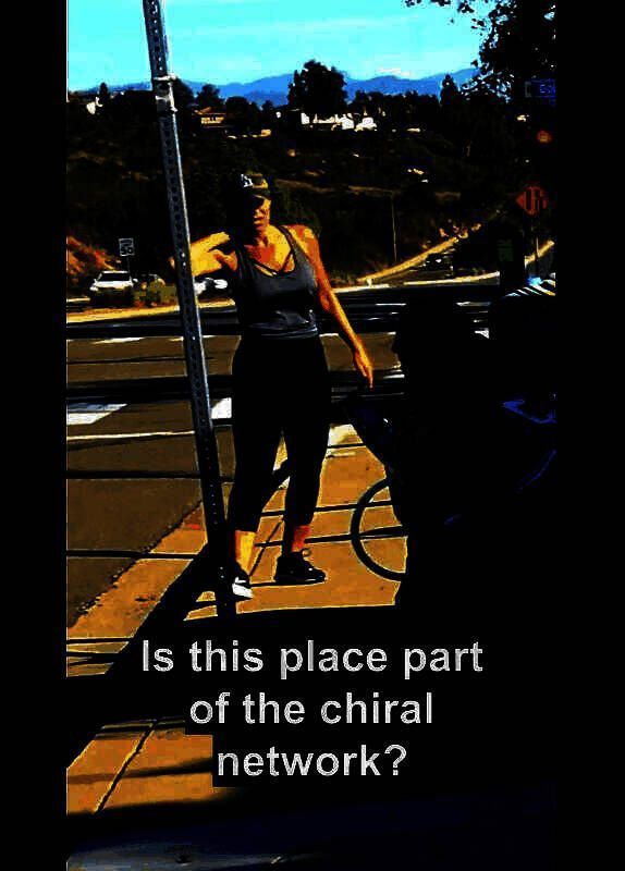 演员模仿游戏主角姿势站立，背景为城市街道