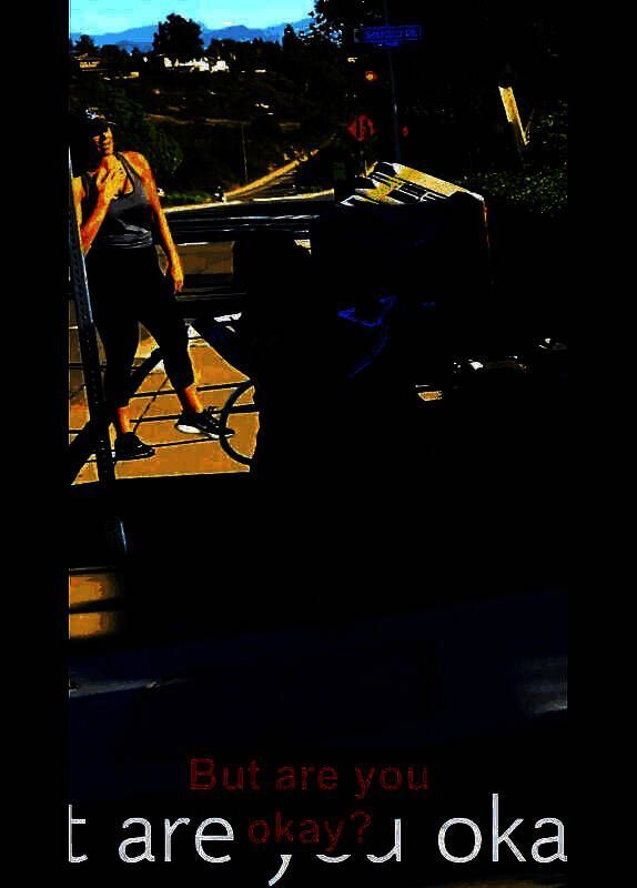 演员手持Q-Pid道具，试图连接虚拟网络系统