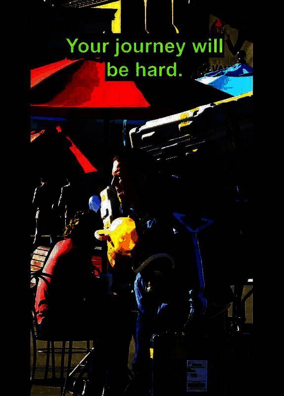 街头实景还原游戏世界，背景可见标志性建筑