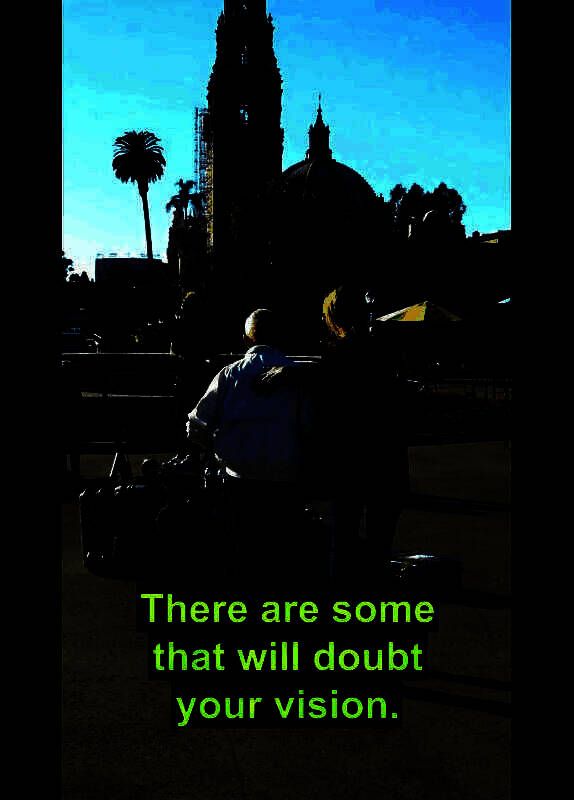 演员与路人互动，尝试解释游戏中的术语和概念