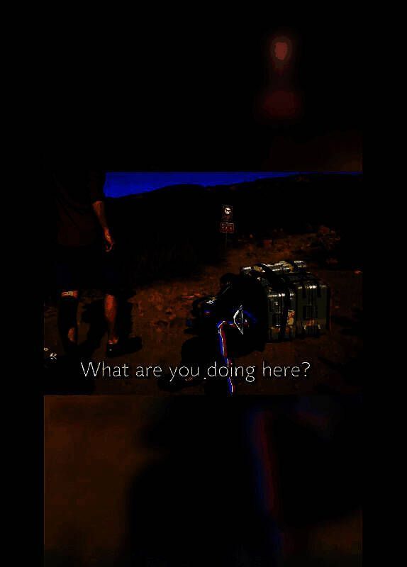 演员身着全套游戏服装，汗水湿透但仍坚持表演