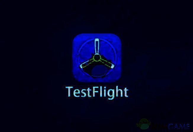 TestFlight后台管理界面示意图，展示用户分组与版本控制功能