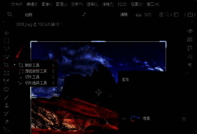 PS2021左侧工具栏特写，显示裁剪工具被高亮选中