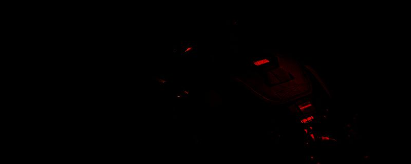 游戏中角色在水下执行任务的场景，光线昏暗，人物手持潜水设备