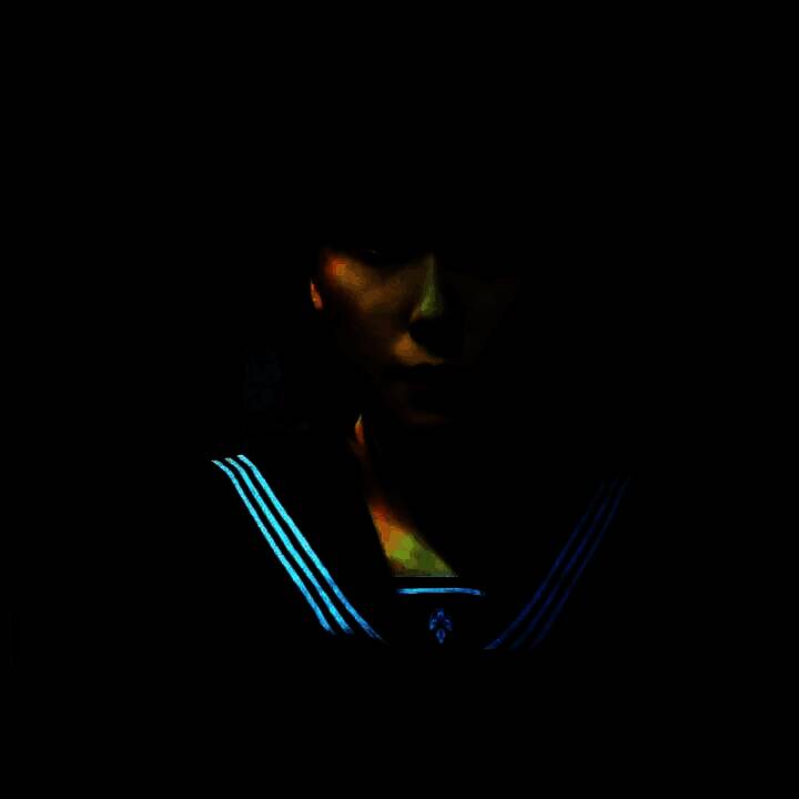 游戏场景截图，雾气弥漫的小镇街道，气氛阴森诡异