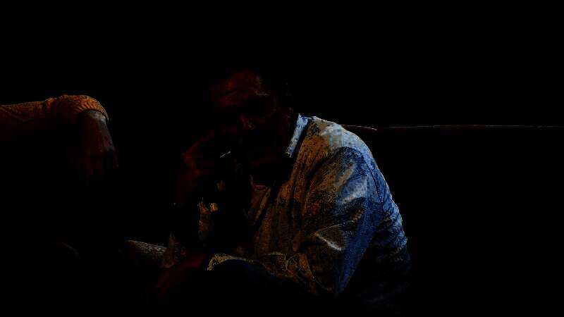 迈克尔·马德森生前照片，身着黑色风衣，神情冷峻