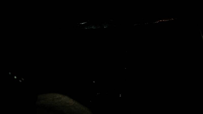 《鬼武者：剑之道》角色佐佐木岩流手持武器，眼神冷峻，背景为武士对峙场景