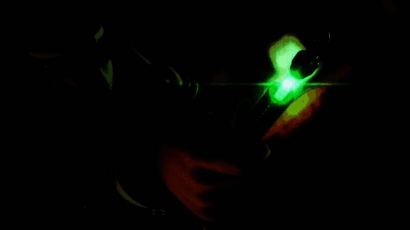 《RAIDOU Remastered: 超力兵团奇谭》游戏封面，展现主角雷道手持武器的英姿