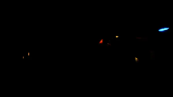 《腐蚀》中夜晚野外的恐怖氛围，玩家手持照明工具警惕四周环境