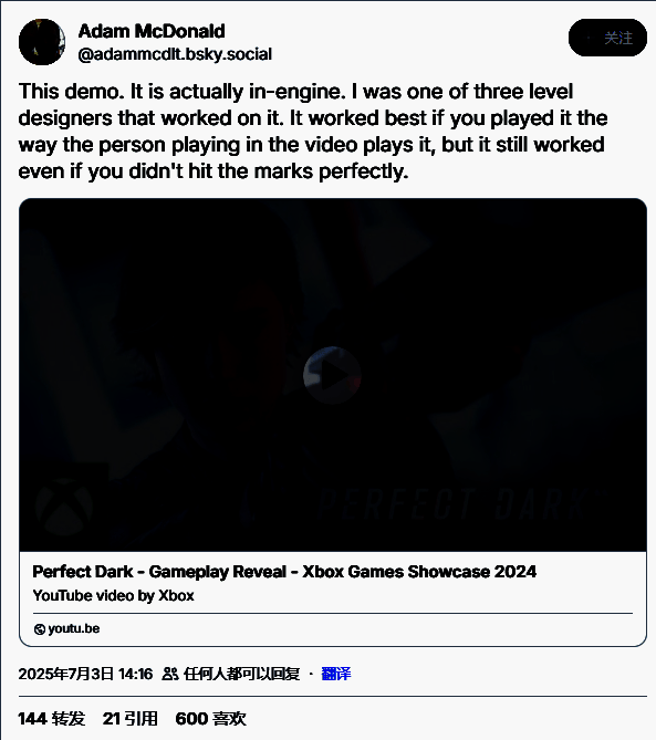 角色在复杂环境中执行潜行动作，背景充满未来科技元素