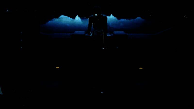 《解限机》多人对战画面，呈现壮观的机甲混战场面