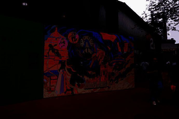 展会现场众人围观涂鸦墙，墙面融合老北京元素与游戏武器库