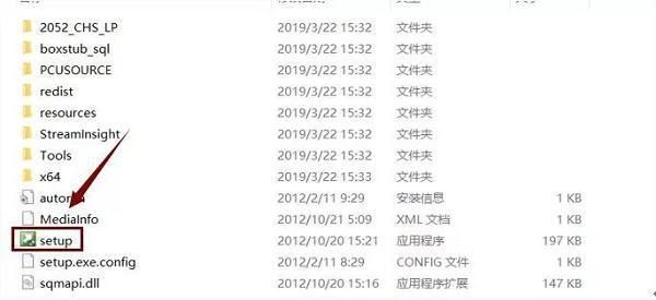 SQL Server安装中心主界面，展示多种安装选项按钮
