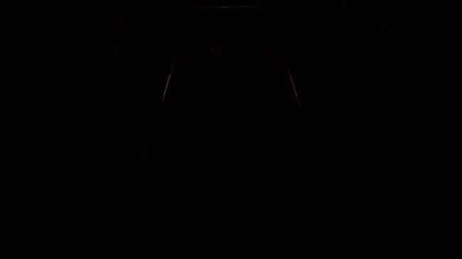 游戏界面展示调整前后的对比画面，突出暴力元素处理细节