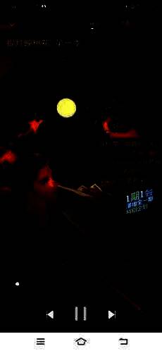 播放界面右下角的三点菜单按钮被高亮显示