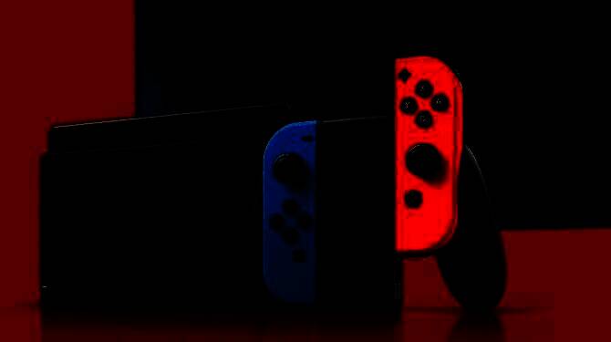 玩家展示Joy-Con手柄座可立起的设计，摆放于桌面显得整洁美观