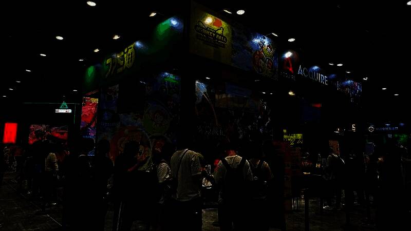 活动现场全景图，展台林立，人潮涌动