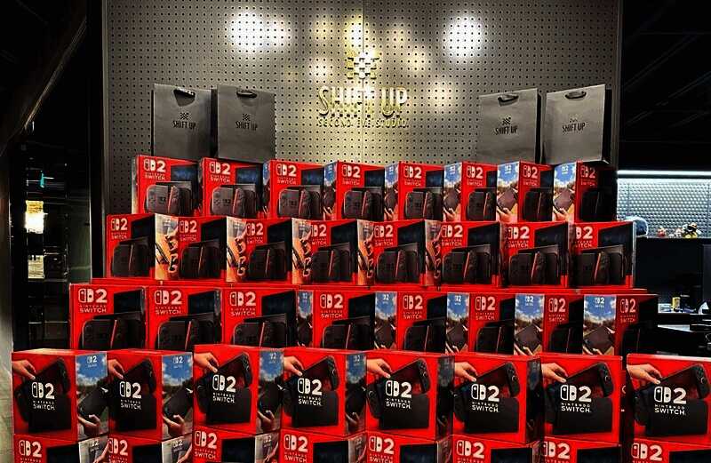 Shift Up办公室内景，员工面带笑容领取Switch2