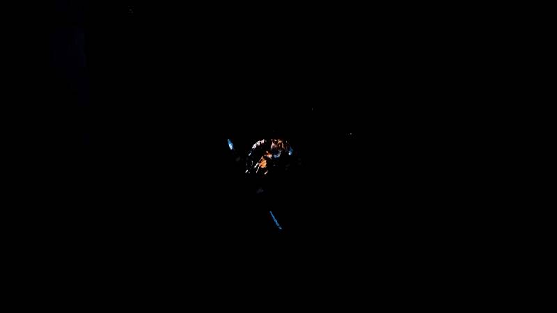 八云手持Magatsuhi战锤形态，背景为被瘴气笼罩的东京都市