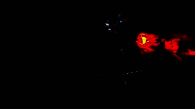 八云与巨型异界生物展开激烈对决，战场特效震撼