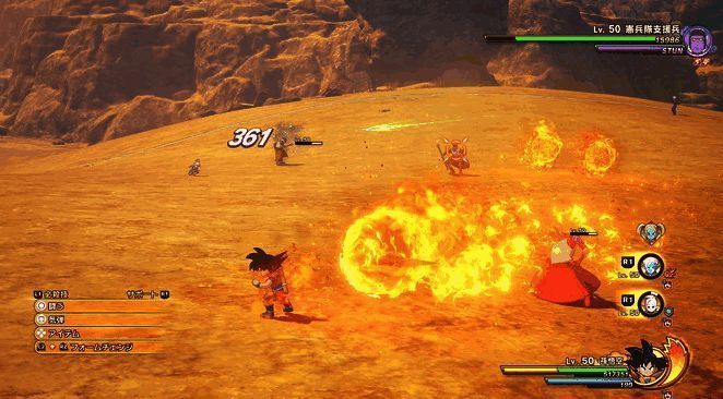 游戏内战斗场景截图，悟空变身超级赛亚人，招式特效绚丽夺目