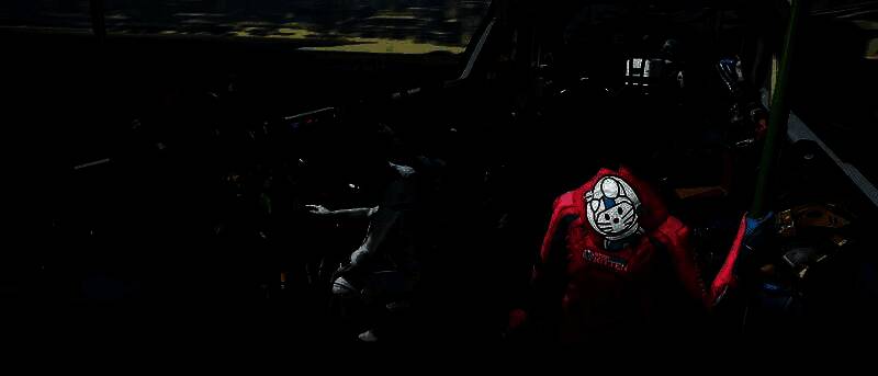 《星际公民》游戏截图，展示宇宙飞船飞行与角色操作界面