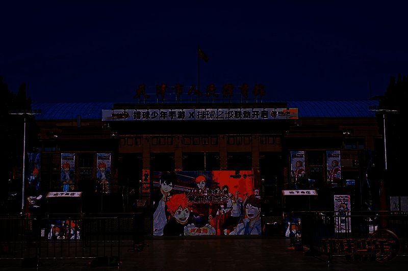 活动现场人潮涌动，众多粉丝聚集打卡