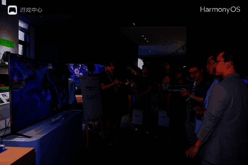 游戏演示画面，展示跨端联动操作